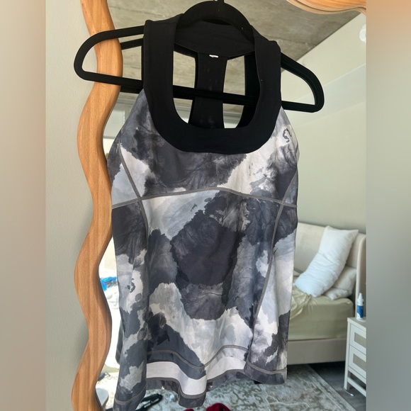 Lululemon tank size 8 - Picture 3 of 3